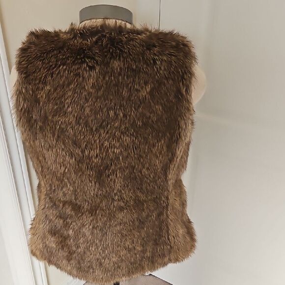 Old Navy Faux Fur Vest - Picture 5 of 16